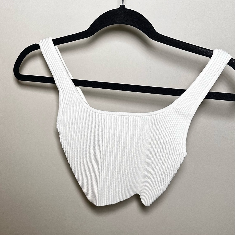 Cropped tank from Aritiza Babaton. Slightly worn.